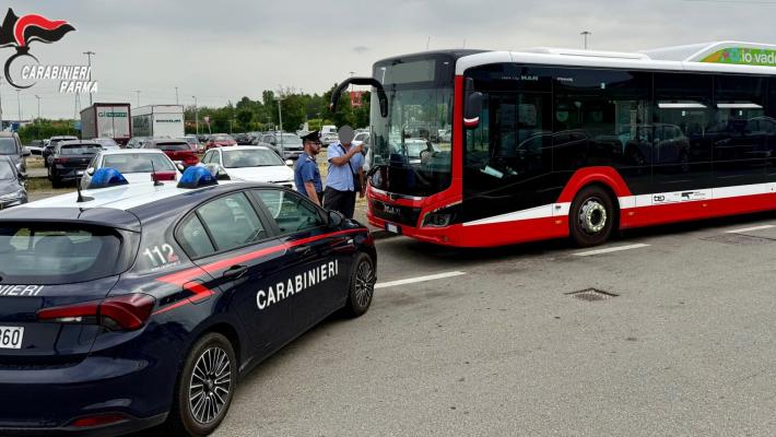 Parma: panico su un autobus urbano, vetri infranti e servizio interrotto. Denunciato 40enne straniero 