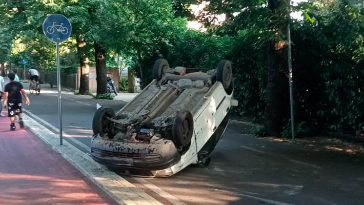 Auto si ribalta in centro a Felino 
