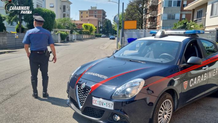 Parma: scalzo e visibilmente alterato entra in un supermercato e dopo aver arraffato un paio di ciabatte minaccia la guardia con una forbice e scappa. 41enne dell’est Europa denunciato per rapina e re