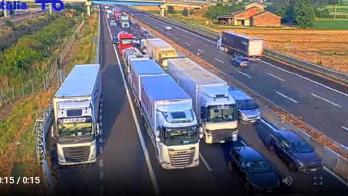 Mezzo pesante in fiamme, code sull'A1 tra Parma e Piacenza