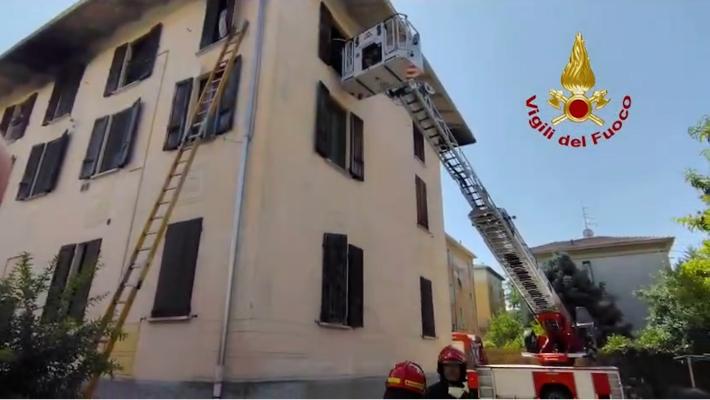 Appartamento a fuoco a Fidenza, vigili del fuoco al lavoro
