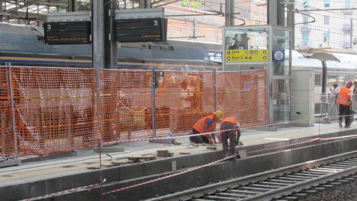 Stazione di Parma, in riparazione i marciapiedi «sgangherati»