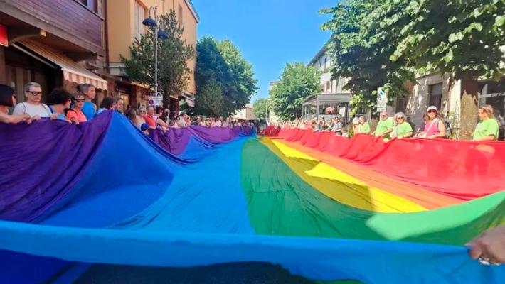 Srotolata nel Bolognese bandiera della pace pi&ugrave; lunga del mondo