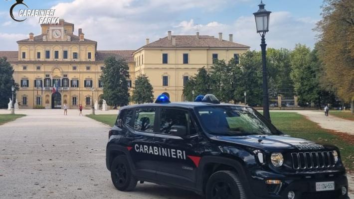 Parma: al parco Ducale, di sera, rapina un 19enne malmenandolo e minacciandolo con un arma impropria. Arrestato e portato in carcere 27enne straniero