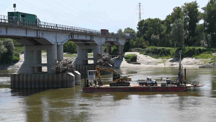 Ponte sul Po Colorno-Casalmaggiore al lavoro per gli ultimi due sondaggi geotecnici. Operazioni in alveo, con l’utilizzo di una chiatta, e su un isolotto