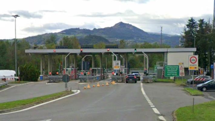 Auto sbatte contro il guard rail sull'Autocisa a Fornovo