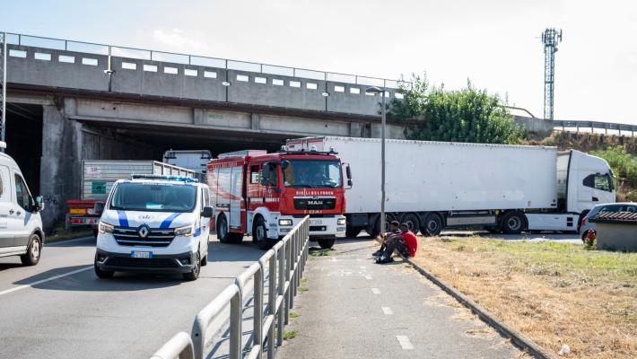 Bici travolta da un camion: un ferito grave a Chiozzola 