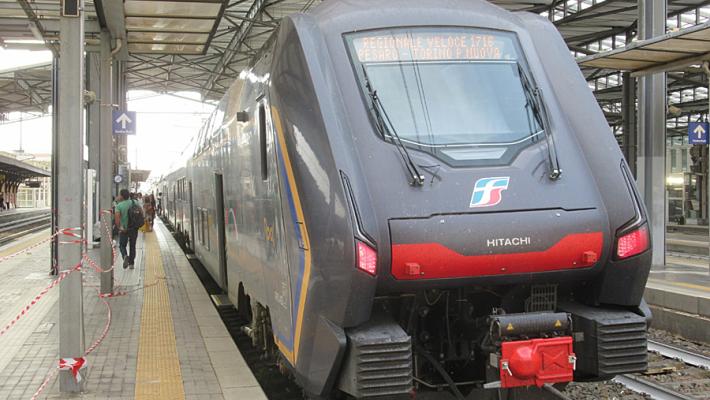 Solo d’estate un treno regionale veloce (diurno) per/daTorino. Negli altri mesi mai