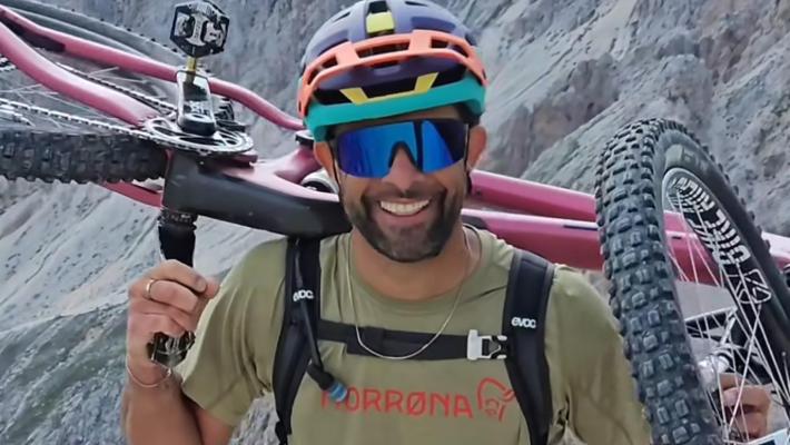 Il biker influencer Andreas Tonelli muore dopo una caduta in bici in Val Gardena 
