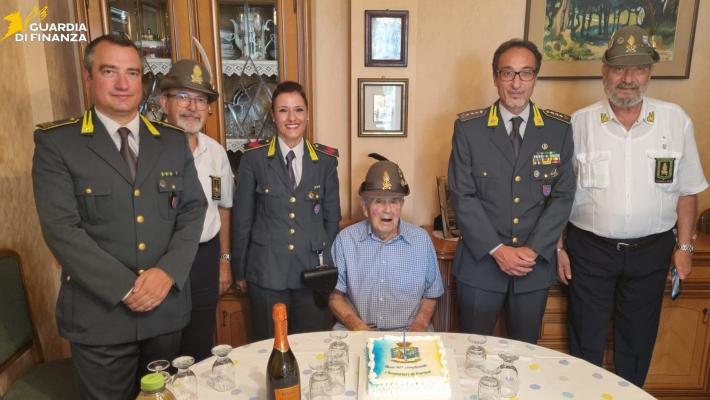 Il maresciallo maggiore aiutante cariche speciali Luigi Piacentini compie 90 anni. Visita a sorpresa del comandante provinciale della guardia di finanza di Parma e dei soci dell’A.N.F.I.