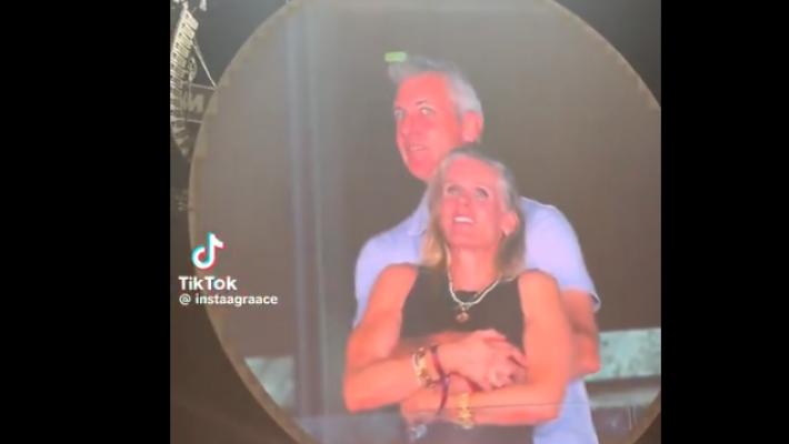 La telecamera fa scoprire una coppia "clandestina" al concerto dei Coldplay - Video 