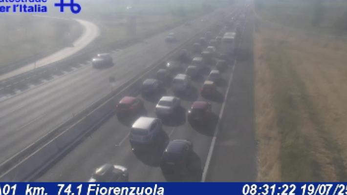Traffico in autostrada: code a tratti in A1 e A14 verso la costa adriatica, in Autocisa 2 chilometri di coda