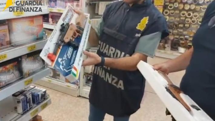 Dalla bigiotteria ai fucili per soft air: la Guardia di Finanza di Parma sequestra oltre 11mila prodotti in due negozi gestiti da cinesi 