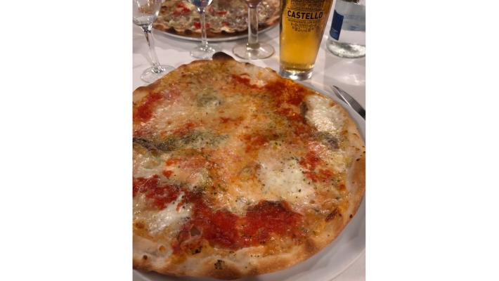 La Fratta: pizza alla romana sotto il portico appena fuori città