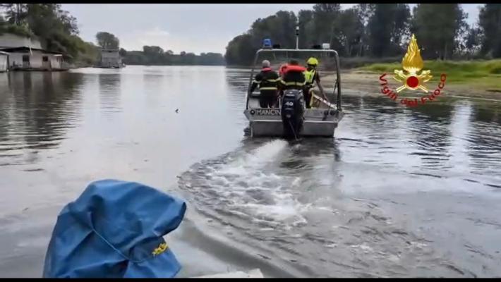 Sedicenne disperso nel Po, il padre ha cercato salvarlo