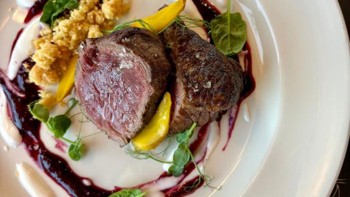 Filetto di cavallo,  ciliegie, panna e Parmigiano 