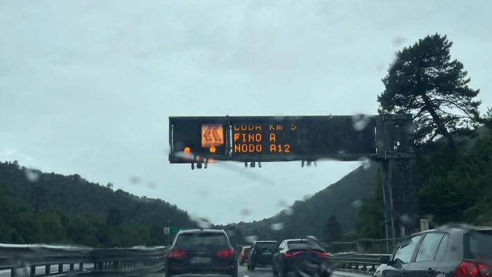 Traffico intenso verso il mare: lunga coda e rallentamenti in Autocisa tra Aulla e lo svincolo con l'A12 (8 chilometri)