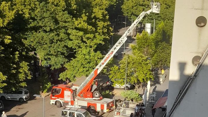 Via Sidoli, vigili del fuoco e 118 in azione per soccorrere una persona all'interno di un appartamento