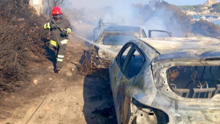 Fiamme a ridosso di una spiaggia a Villasimius: bagnanti in fuga 