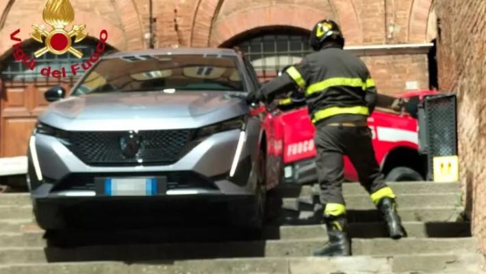 Si affidano a Gps e finiscono con l'auto sulla scalinata a Siena