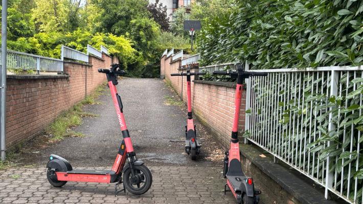 Monopattini elettrici, triplo parcheggio selvaggio nel quartiere San Lazzaro