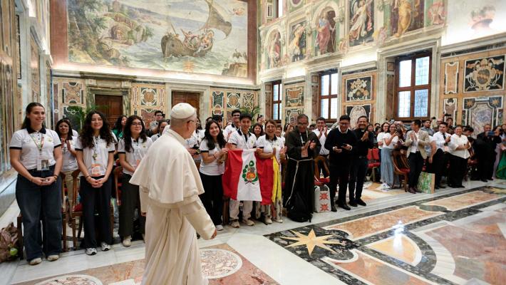 Il Papa a sorpresa in Piazza San Pietro per salutare i giovani