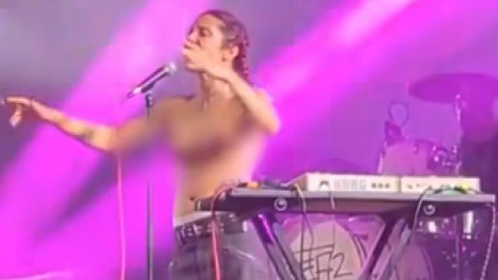 Palpeggiata durante un concerto:  per protesta una cantante si esibisce in topless 