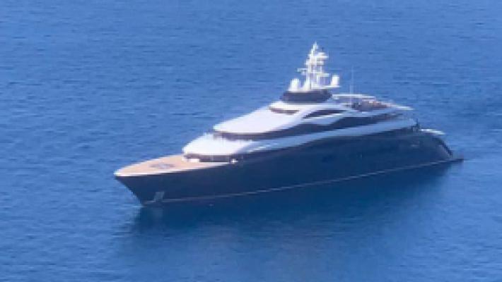 Tra Procida e Ischia spunta il giga yacht di Mark Zuckerberg: ma di lui... nessuna traccia