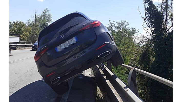 Paura in tangenziale: auto contro il guardrail, illeso l'anziano conducente