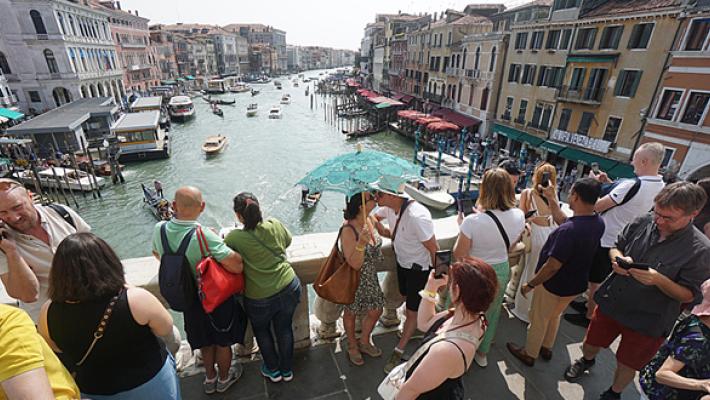 L'overtourism è una piaga ma non è colpa dei turisti