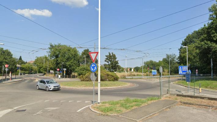 Scontro auto-scooter nella rotatoria di strada Farnese: due feriti
