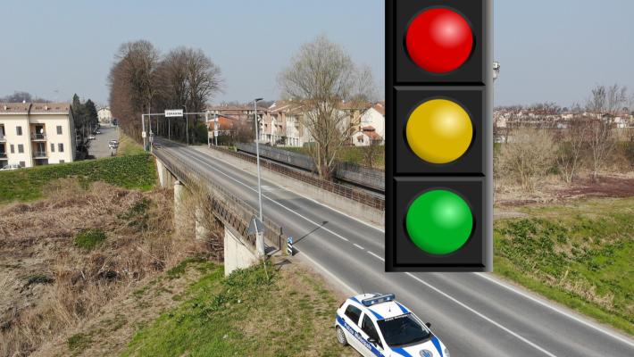 In tilt il semaforo sulla provinciale a Soragna sul ponte del Pongennaro