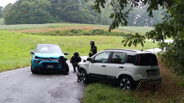 Scontro frontale tra due auto vicino a Terenzo