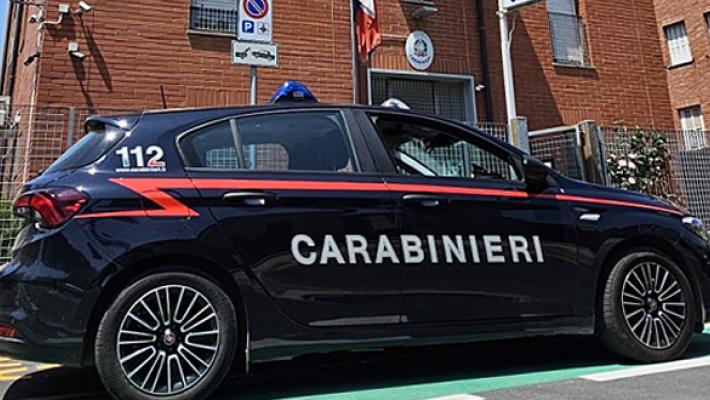 Si aggirano con fare sospetto nel parcheggio di un supermercato. Fermati e perquisiti, salta fuori una pistola “scaccia cani” senza tappo rosso armata e una scatola di munizioni. Denunciati due ragazz