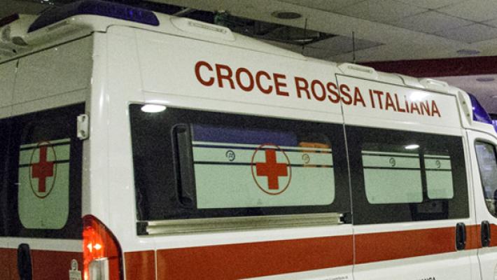 Si schiantano con la Porsche rubata, muore un ragazzo
