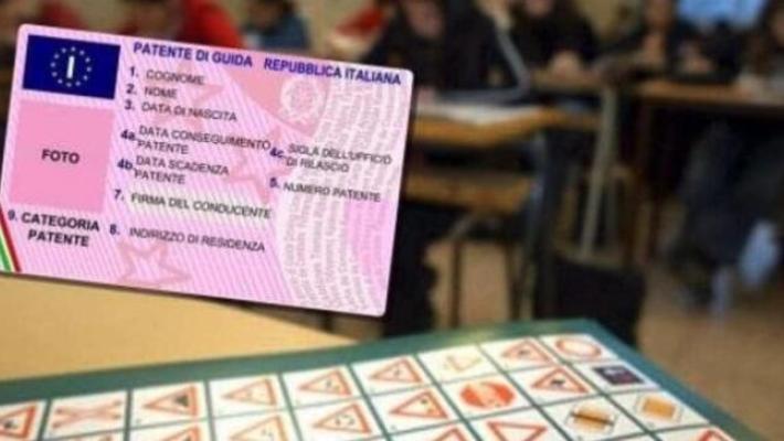 Fermato in auto per un controllo esibisce una patente falsa e fornisce false generalita’ ai carabinieri. denunciato 47enne italiano