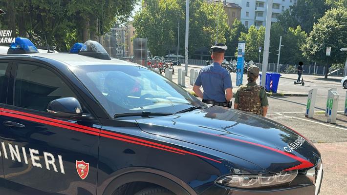 Ruba una bici e viene sorpreso dal proprietario  mentre la sta "parcheggiando" in cantina, poi tenta la fuga: arrestato 29enne italiano