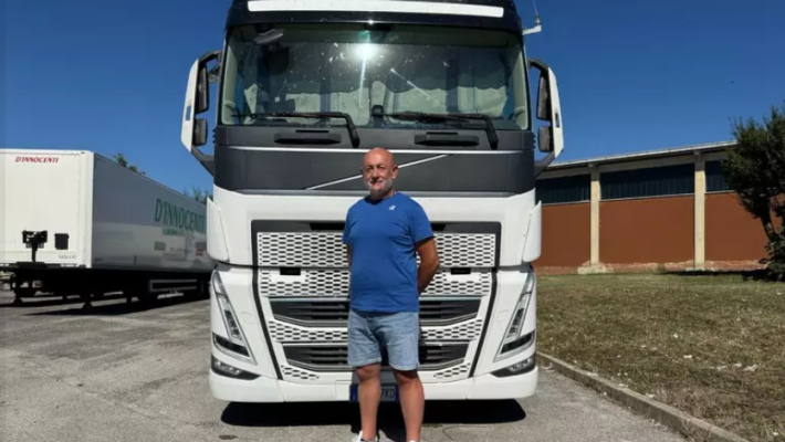 Auto contromano, camion si ferma e scongiura incidenti