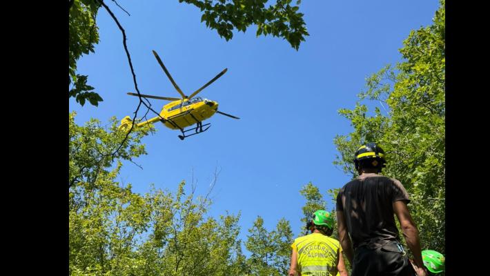Motocrossista rovina a terra nel bosco: sta intervenendo l'Elisoccorso con verricello - In aggiornamento