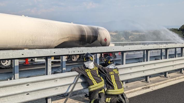 A1, disagi fra il bivio con l'A15 e Parma. Fra Orte e Roma prende fuoco un'autocisterna con Gpl: chiuso un tratto di 40 chilometri 