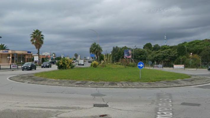 Motociclista non si ferma all'alt dei carabinieri, sbanda e muore a Marina di Massa