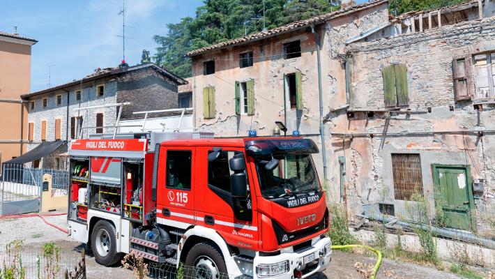 Incendio in un'abitazione: cinque squadre dei vigili del fuoco, ambulanza e carabinieri in via Bottego a Felino 
