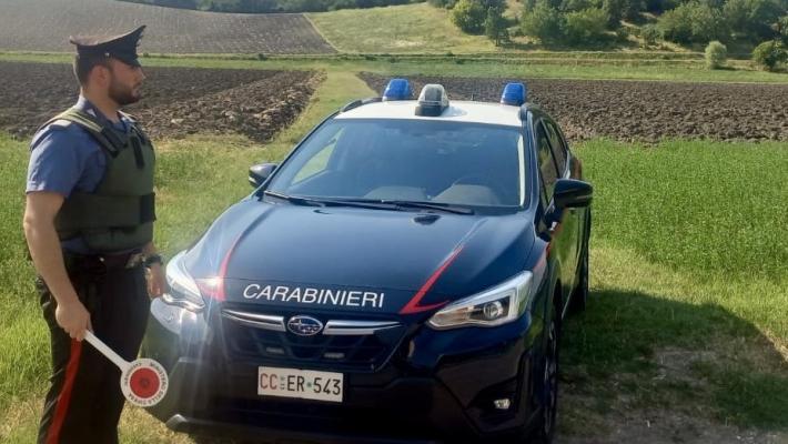 Langhirano: si chiude in macchina per sfuggire al compagno violento e viene salvata dai carabinieri intervenuti. Arrestato 52enne straniero