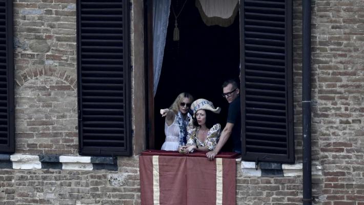 Madonna aspetta l'inizio del Palio da una finestra di Palazzo Pannocchieschi d'Elci