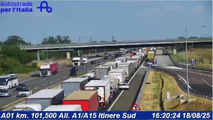 Camion contro il guardrail in A1 a Parma: i vigili del fuoco "liberano" il conducente 