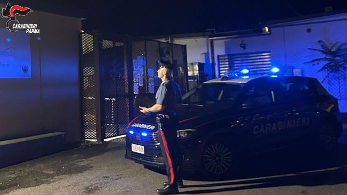 Salsomaggiore Terme: in un ora terrorizza e semina il panico in 2 diverse attività commerciali della zona prendendosela anche con un ragazzo che sta rincasando. Denunciato 33enne straniero