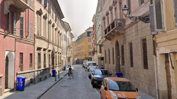 Auto contro un cancello in un cortile interno: vigili del fuoco in borgo Felino 