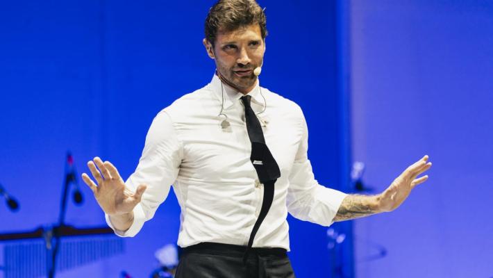 Il video di De Martino, showman allertato da un follower