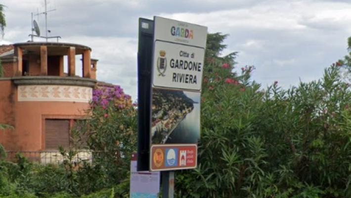 Sfida choc, fingono di gettarsi sotto le auto, grave un giovane travolto (ma non è in pericolo di vita)