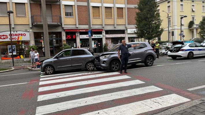 Tamponamento in via Emilia Est, due feriti, si è creata una coda di veicoli
